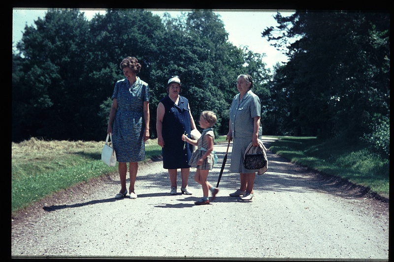 20.Walhalla jun 1966 Omi,Pauli,Mama,Brigitte.JPG